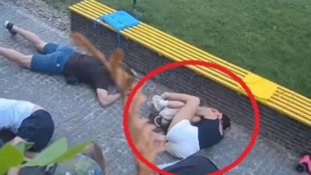 
                    Imagens da guerra: Mãe abraça e protege filha durante ataque russo a Sumy
                