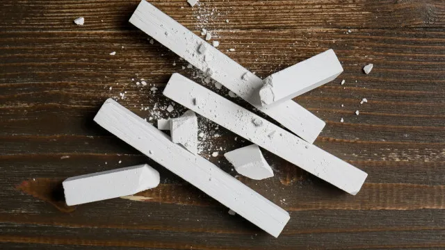 
                    Giz branco na cozinha? Truque ajuda a evitar manchas e talheres escuros
                