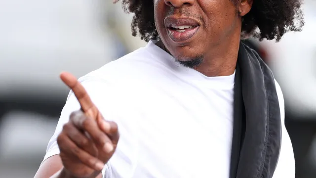 
                    Jay-Z faz Rihanna subir ao palco em show, e artista brinca: 'Estou meio enferrujada'
                