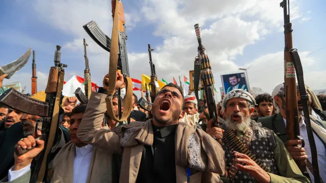 
                    Houthis atacam Arábia Saudita e ameaçam fechar mar Vermelho após bombardeio
                