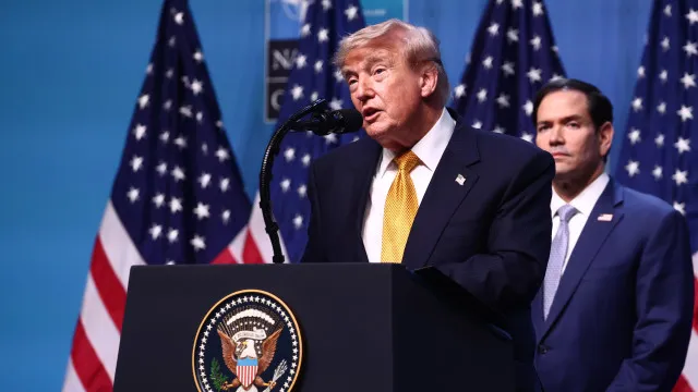 
                    Trump anuncia novo bloqueio ao Irã e pedágio em Hormuz
                