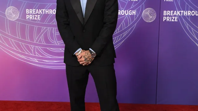 
                    Adam Levine mostra foto rara ao lado da mulher e dos três filhos
                