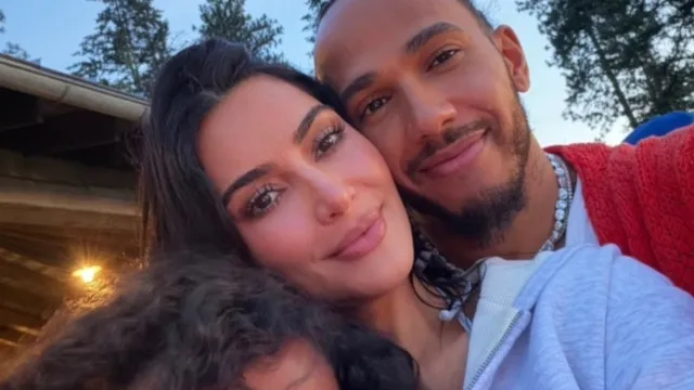 
                    Kim Kardashian posa com Lewis Hamilton e a filha em foto rara
                