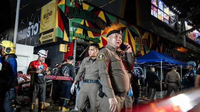 
                    Mortos em incêndio em bar na Tailândia sobem para 30, e familiares aguardam identificação de corpos
                