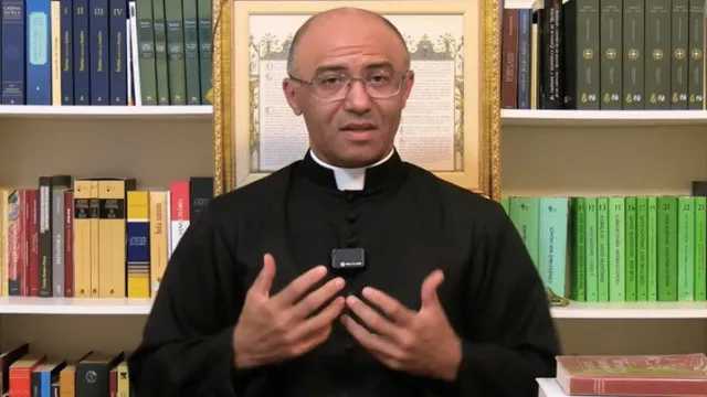 
                    Quem é o padre brasileiro que desafia Vaticano e se rebelou após excomunhão
                