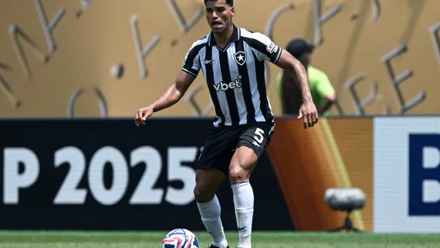 
                    Na mira do Palmeiras, Danilo posta e marca data para retorno ao Botafogo
                