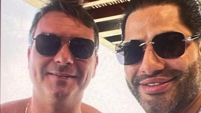 
                    Foto com 'capanga de Vorcaro' cria 