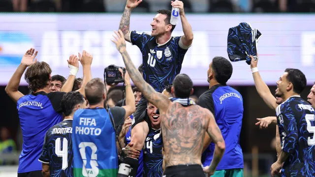 
                    Messi contra-ataca: 