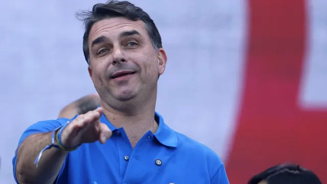 
                    Flávio Bolsonaro diz que não tem relação com Michelle e que não viu vídeo com críticas
                