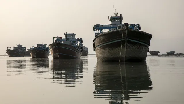 
                    Novos bombardeios atingem região perto do Estreito de Hormuz, no Irã
                