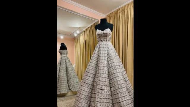Estilista cria vestido de noiva com “lixo” das figurinhas da Copa; veja