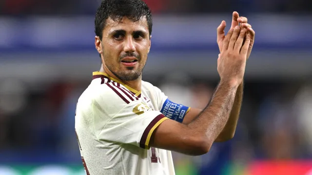 
                    Real Madrid avalia contratar Rodri e muda posição, diz jornalista
                