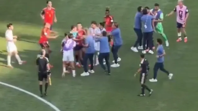 Agressão e confusão: Paredes protagoniza cenas de violência após a final