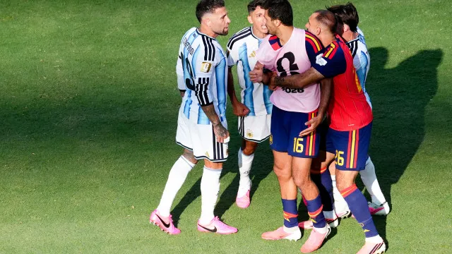 
                    Otamendi parte para cima de Rodri após final e dispara: “Idiota”
                