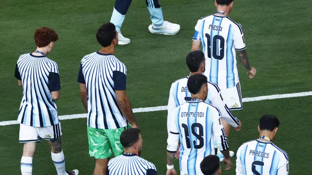 
                    Argentina vira as costas para a Espanha durante entrega da taça
                