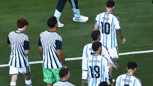 Argentina vira as costas para a Espanha durante entrega da taça