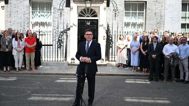 
                    Andy Burnham toma posse como premiê do Reino Unido e promete abrigar sem-teto
                