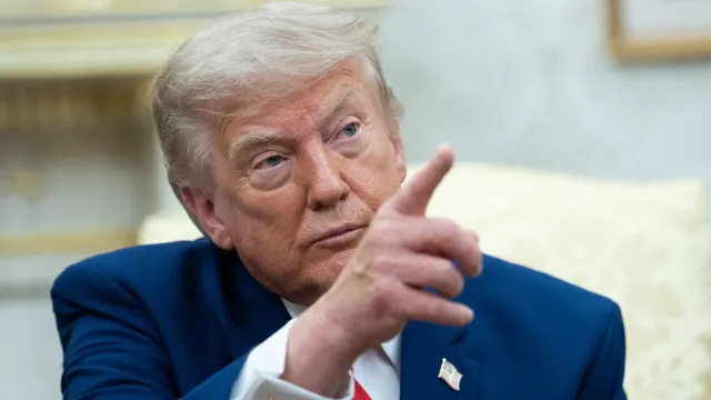 
                    Trump: EUA vão bombardear uma ponte ou central por cada ataque em Hormuz
                