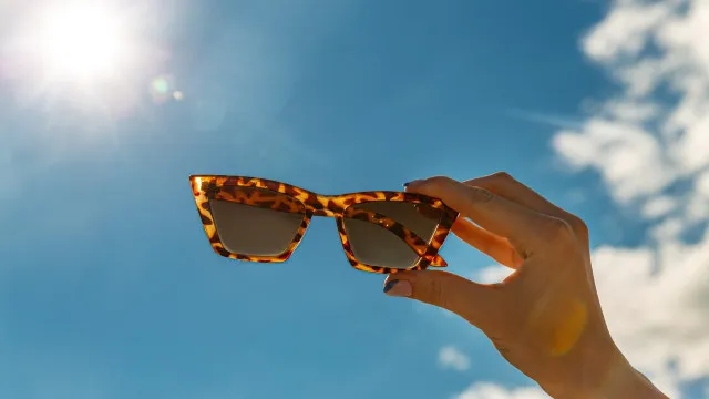 
                    7 mitos sobre óculos de sol que podem colocar a saúde dos olhos em risco
                