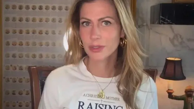 
                    Influenciadora tem dados pessoais vazados após chamar BTS de 'afeminados'
                