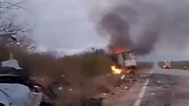 
                    Acidente entre van e caminhão mata sete pessoas no sertão de Pernambuco
                