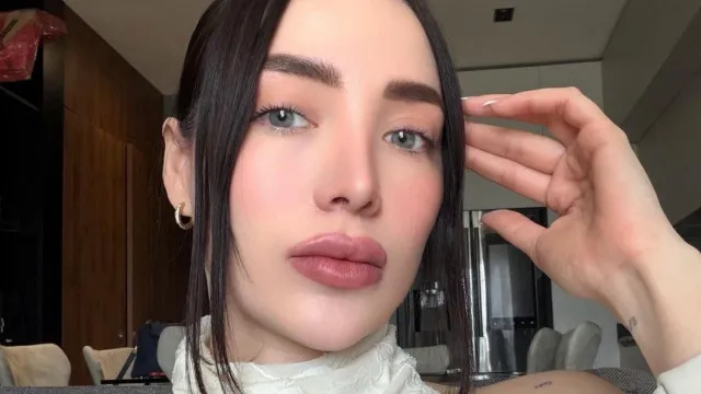 
                    Influenciadora mexicana morre aos 30 após cirurgia plástica
                