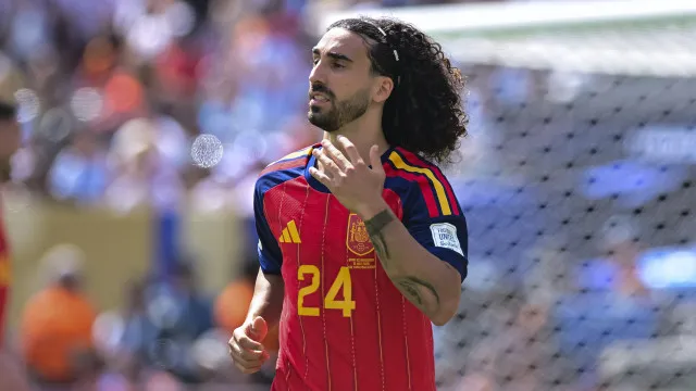 
                    Jogador espanhol Marc Cucurella mantém cabelo longo para que filho autista o reconheça em campo
                