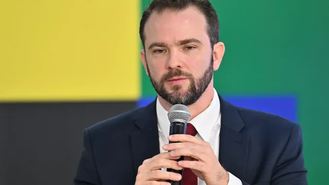 
                    Durigan diz que bets deveriam ser reguladas como cigarro, com restrições à publicidade
                