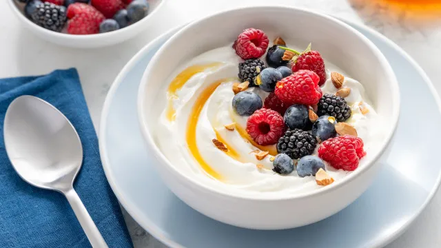 
                    Iogurte grego ou natural: qual faz mais bem para o intestino?
                