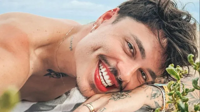 
                    Bomtalvão fala de depressão, ansiedade e seletividade alimentar em peça sobre sua vida
                