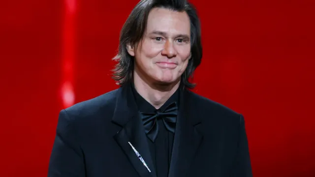 
                    Jim Carrey quebra silêncio após morte do diretor de 
