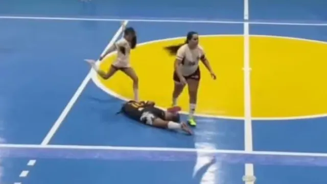 
                    Jogadora é suspensa por 5 anos após chutar cabeça de adversária no futsal
                