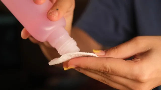 
                    Acetona vai além das unhas: veja usos surpreendentes na limpeza
                