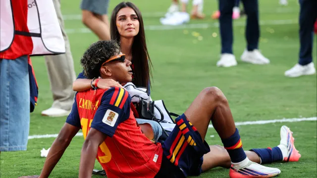 
                    Ex de Inés García acusa modelo de usar Lamine Yamal por interesse
                