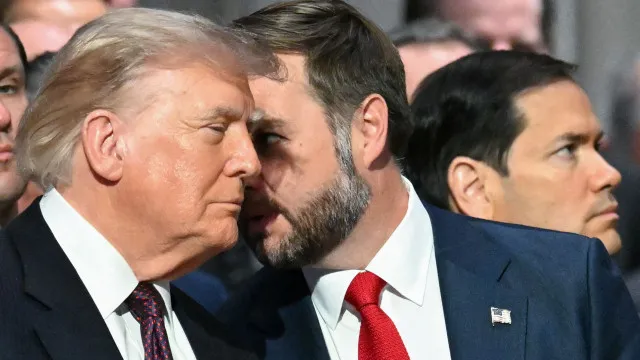 
                    Trump recebe Zelenski e Netanyahu na Casa Branca para discutir guerras na Ucrânia e Irã
                