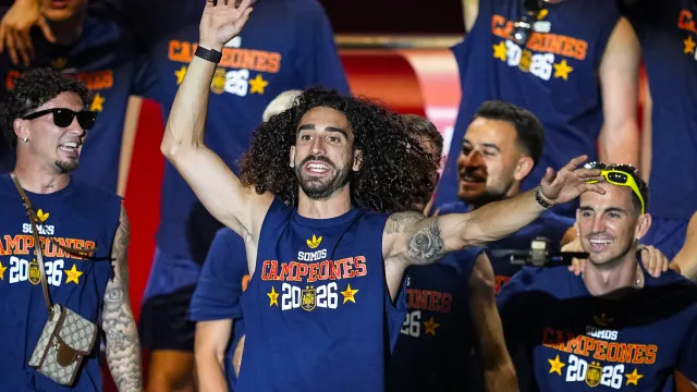 
                    Cucurella cumpre promessa e tatua rosto de Luis de la Fuente
                
