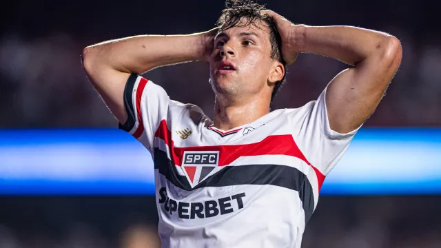 
                    São Paulo é ignorado por dias, mas tenta manter 'viva' saída de Tapia à MLS
                