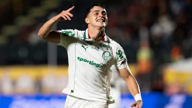 
                    Palmeiras goleia o Vitória e dispara na liderança do Brasileirão
                