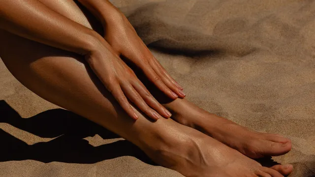 
                    Esfoliar a pele faz desaparecer o bronzeado? Entenda
                