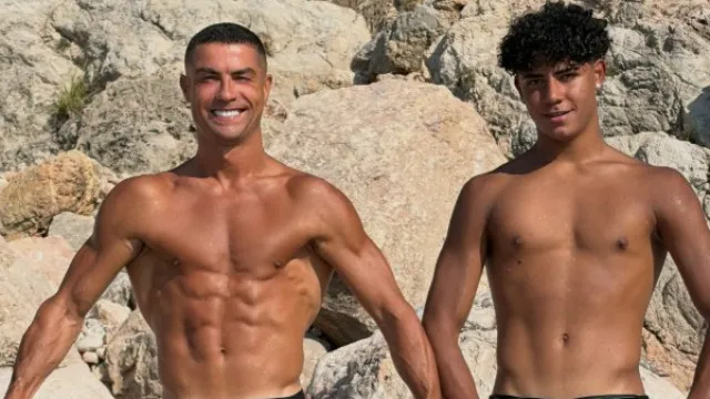 
                    Ronaldo posa sem camisa com Cristianinho e faz provocação ao filho
                