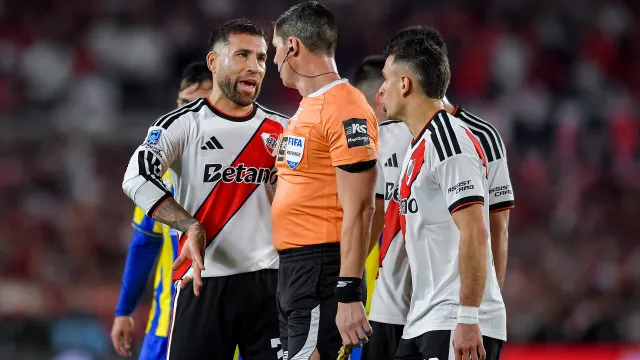 
                    Otamendi marca contra, e River afunda em crise histórica na Argentina
                