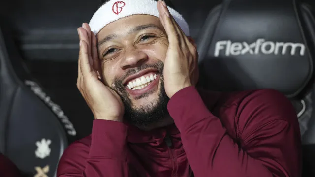 Memphis é aguardado no Corinthians terça-feira para fechar renovação