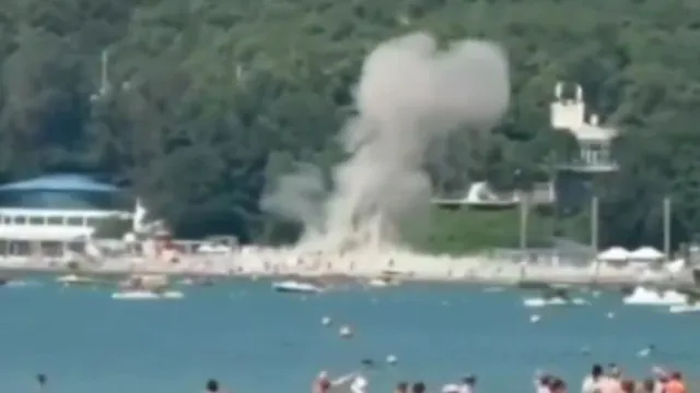 
                    Vídeo mostra queda de drone que matou sete pessoas em praia na Rússia
                
