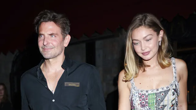 
                    Gigi Hadid e Bradley Cooper aparecem com anéis iguais e levantam suspeita
                
