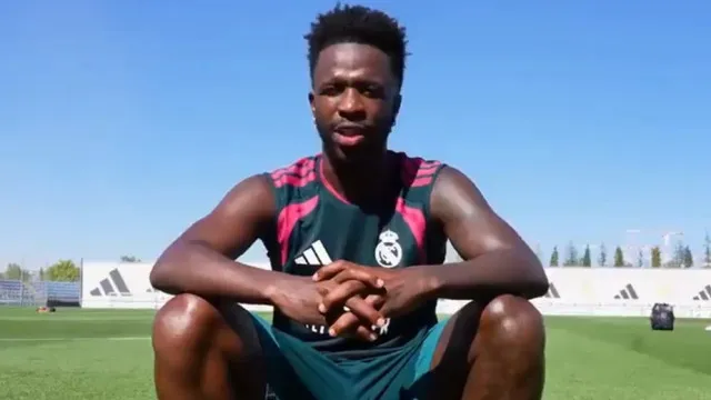 
                    Vinícius Júnior volta ao Real Madrid e revela pedido de José Mourinho
                
