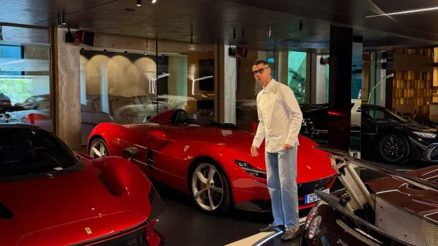 
                    Cristiano Ronaldo abre garagem e exibe coleção de carros milionária
                