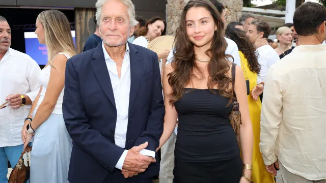 
                    Michael Douglas surge de mãos dadas com a filha em evento na Espanha
                