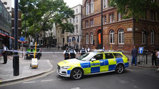 
                    Mulher é presa após esfaquear quatro homens no centro de Londres
                