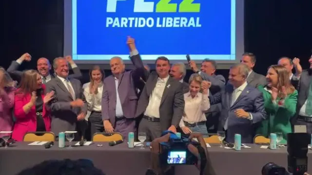 
                    Flávio Bolsonaro anuncia Alfredo Gaspar, relator da comissão do INSS, como vice
                