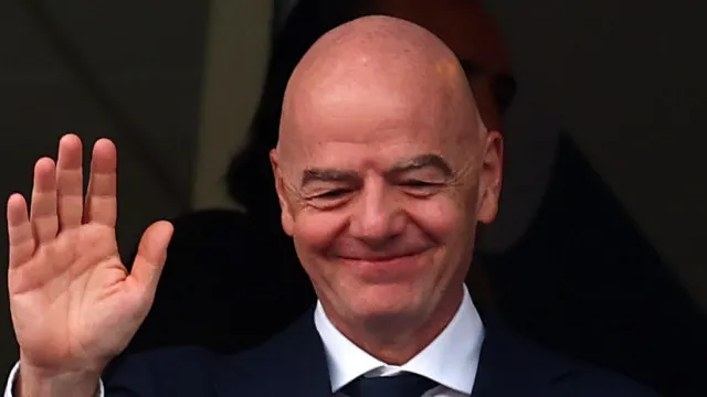 
                    FIFA admite erros, mas reafirma apoio a Infantino após reunião
                